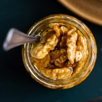 Miód akacjowy z orzechami, Nicolas Vahé