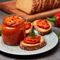 Pasta z papryki i suszonymi pomidorami