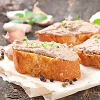 Zestaw wyrobów mięsnych Bio: rillettes wieprzowe, pasztet z żurawiną, kiełbasa zagrodowa, pasztet z kurczakiem, Farmy Roztocza