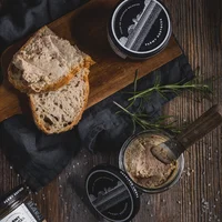 Zestaw wyrobów mięsnych w słoiku: smarowidło z szynki pieczonej, kiełbasa zagrodowa, karkówka na soli morskiej, Farmy Roztocza